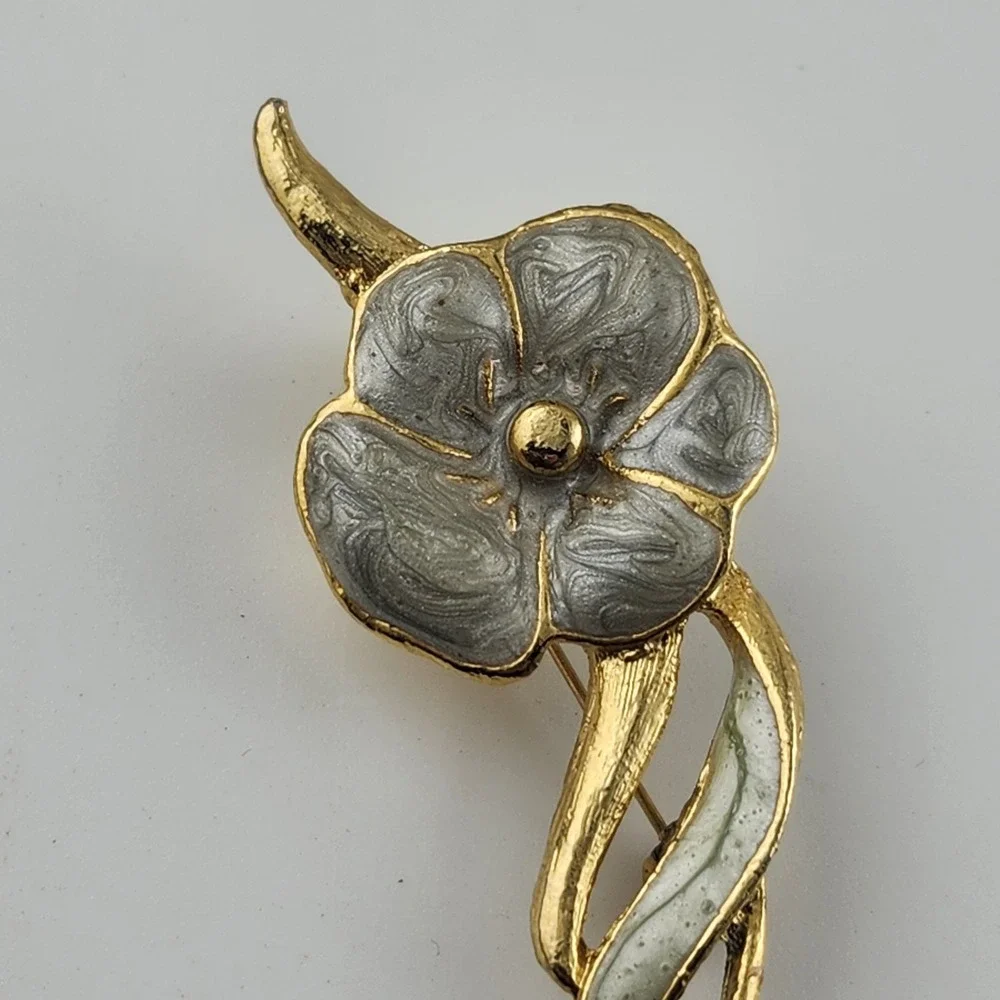Vintage Gold‎ Tone And Enamel Flower Brooch
